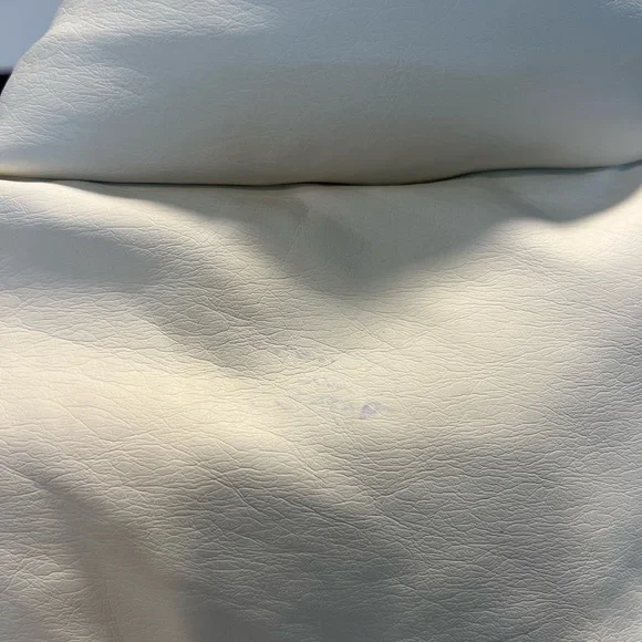 Women’s HOLLISTER Recycle Fill Cropped Cream* Puffer Vest - Picture 6 of 7